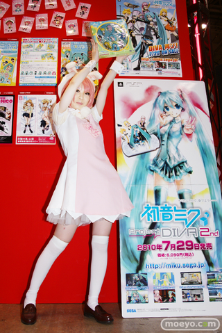 Illustration for article titled 2010's Japanese Booth Companions Still Passing Out Fliers In Your Memories
